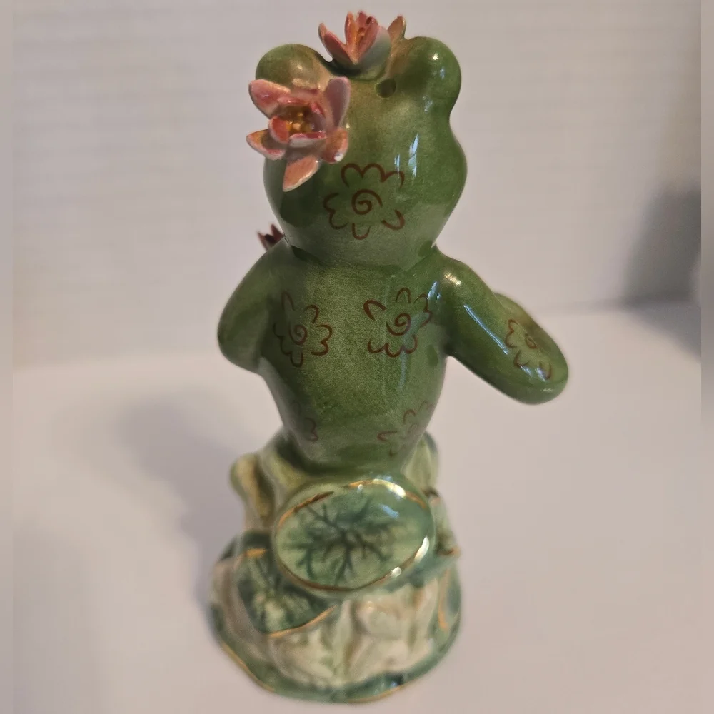 Appletree Desing. Alfrogo & Frogalina A Salt & Pepper Shaker Couple.